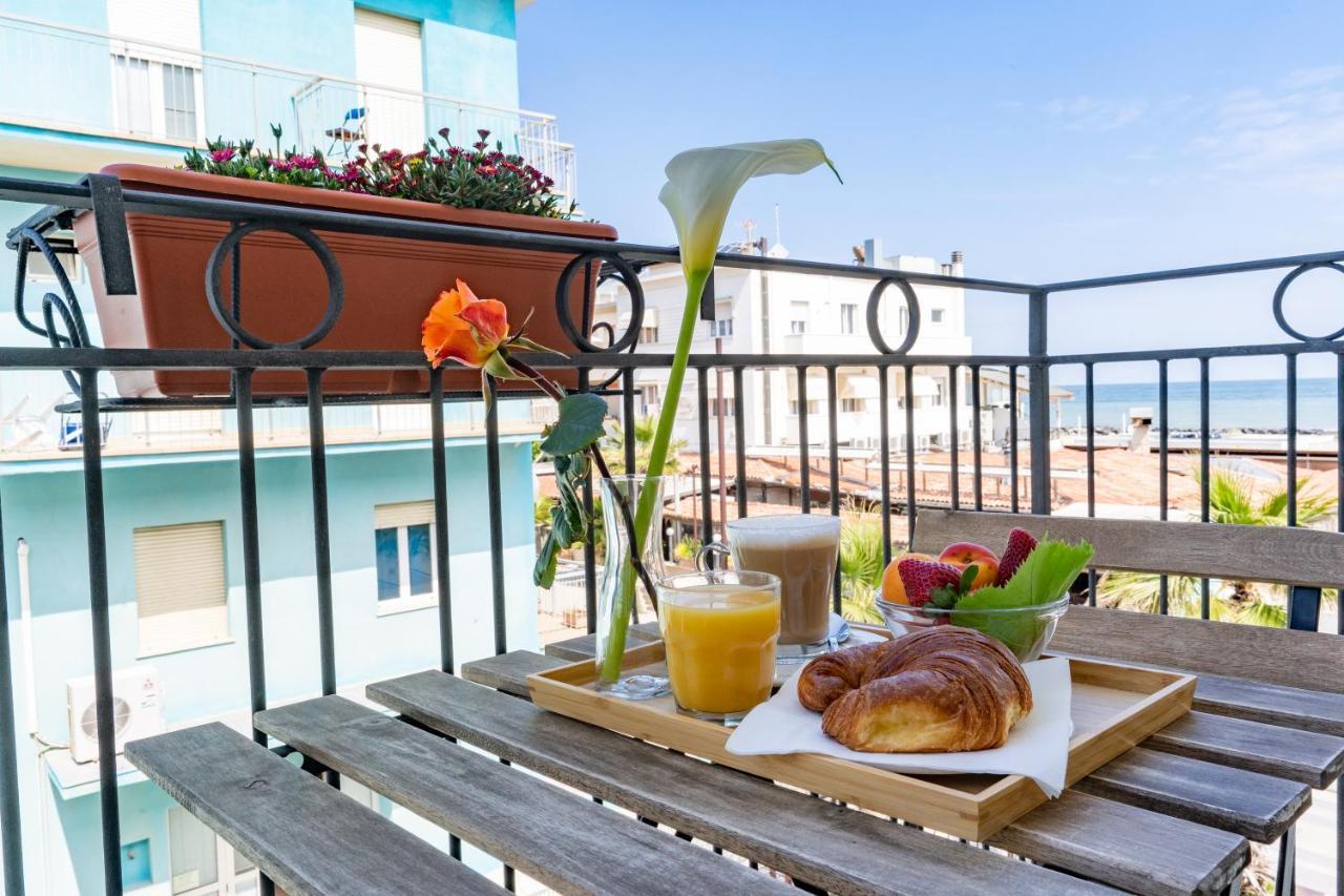 Hotel Greta B&B Ріміні Екстер'єр фото