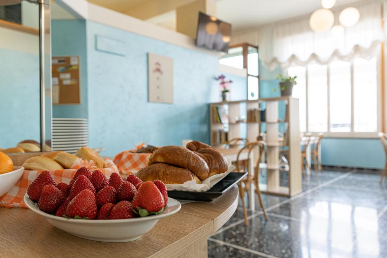 Hotel Greta B&B Ріміні Екстер'єр фото