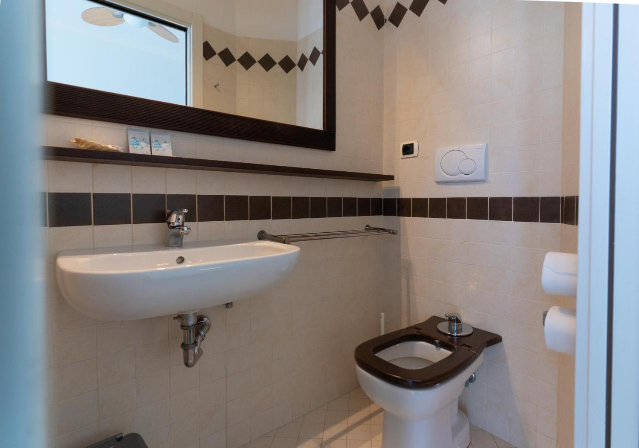 Hotel Greta B&B Ріміні Екстер'єр фото